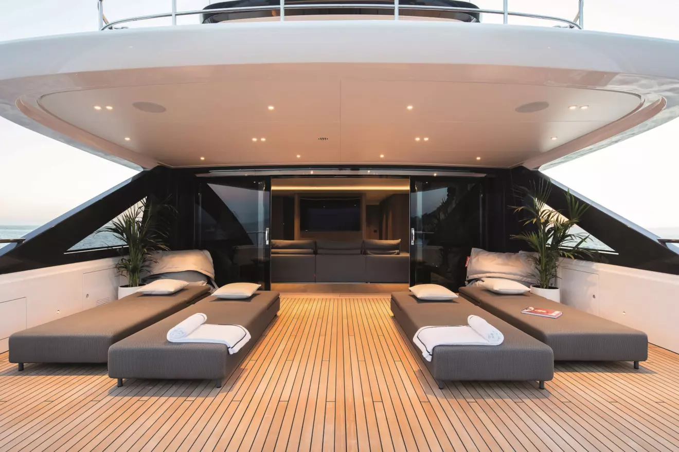 Benetti_Oasis-34M-2.jpg