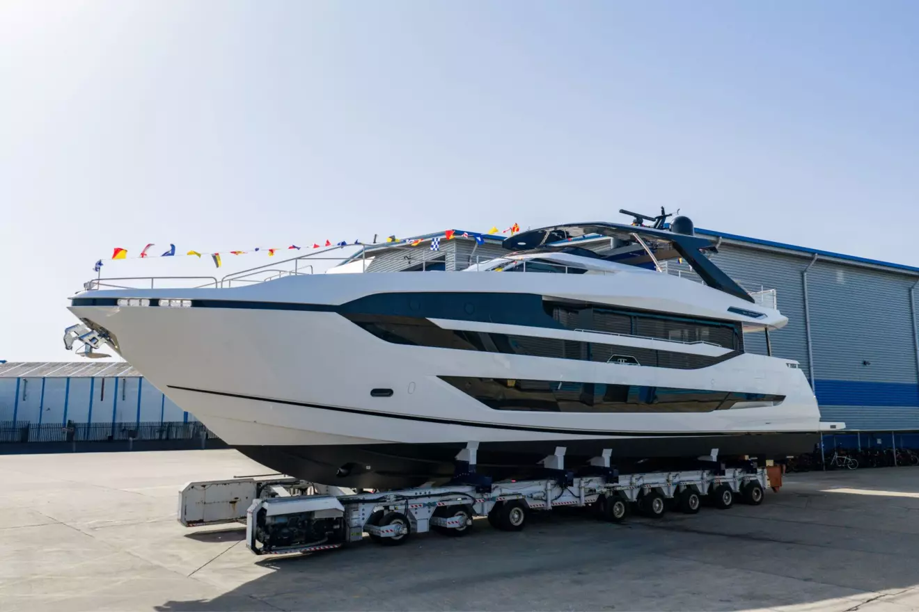 Sunseeker Manhattan-94 - lauch.jpg