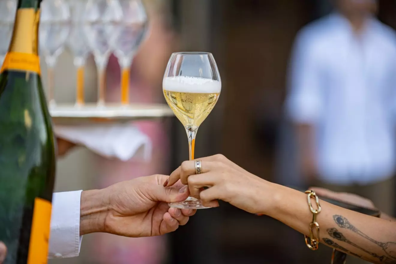 Veuve-Clicquot-Solaire-Tables-3.jpg