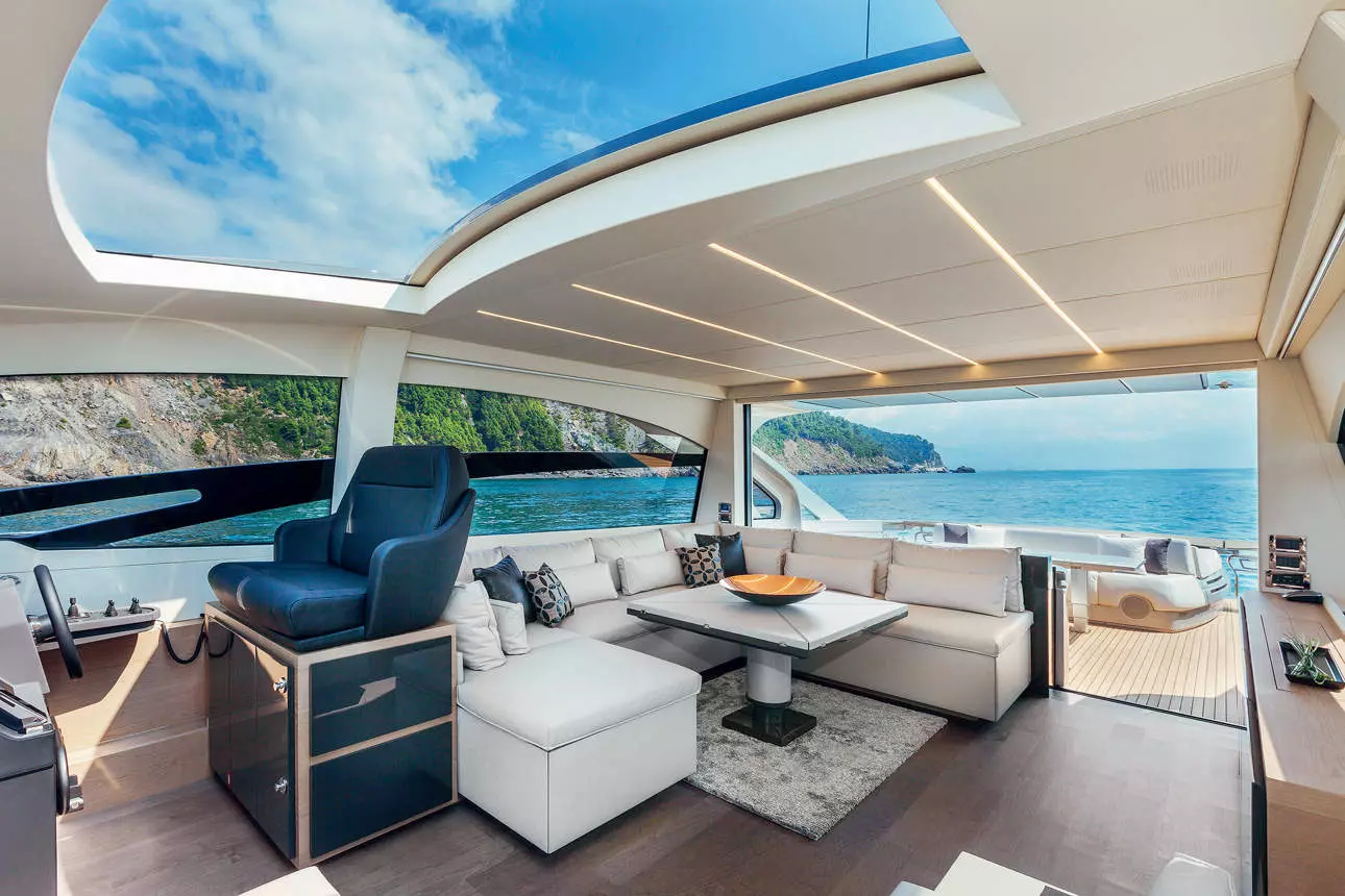 Pershing 70 - cockpit