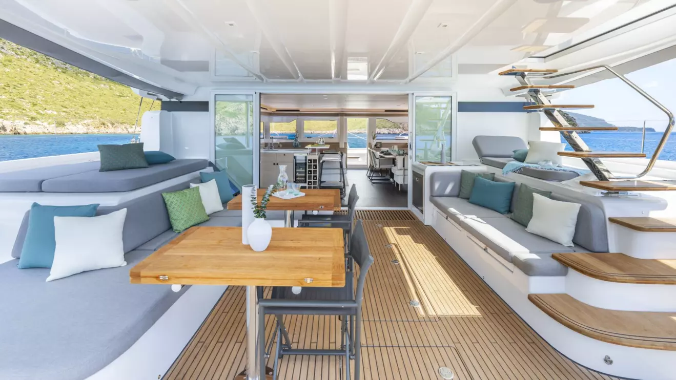 Catamaran Lagoon 60 aft cockpit