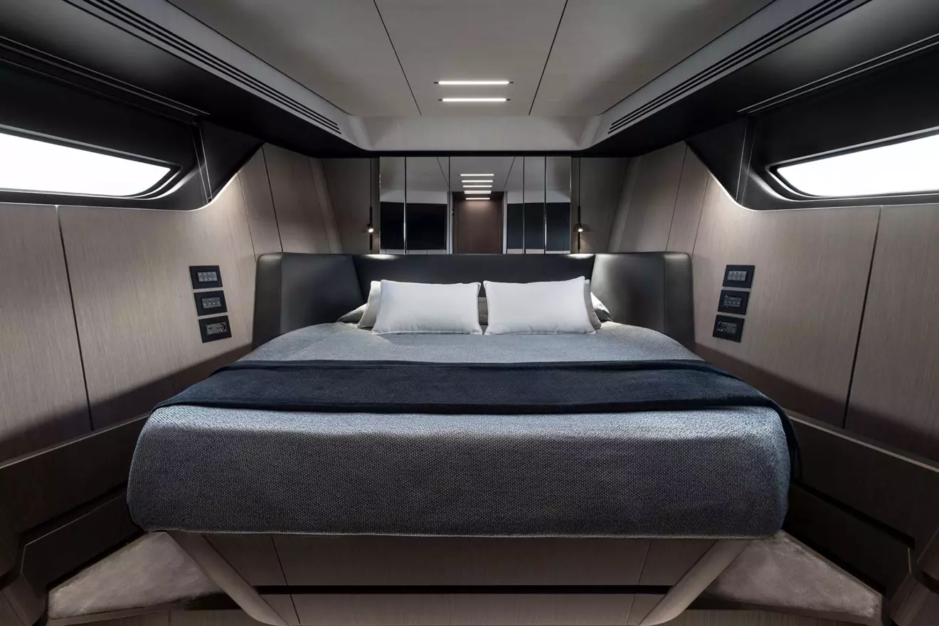 pershing-gtx80-cabin-00.jpg