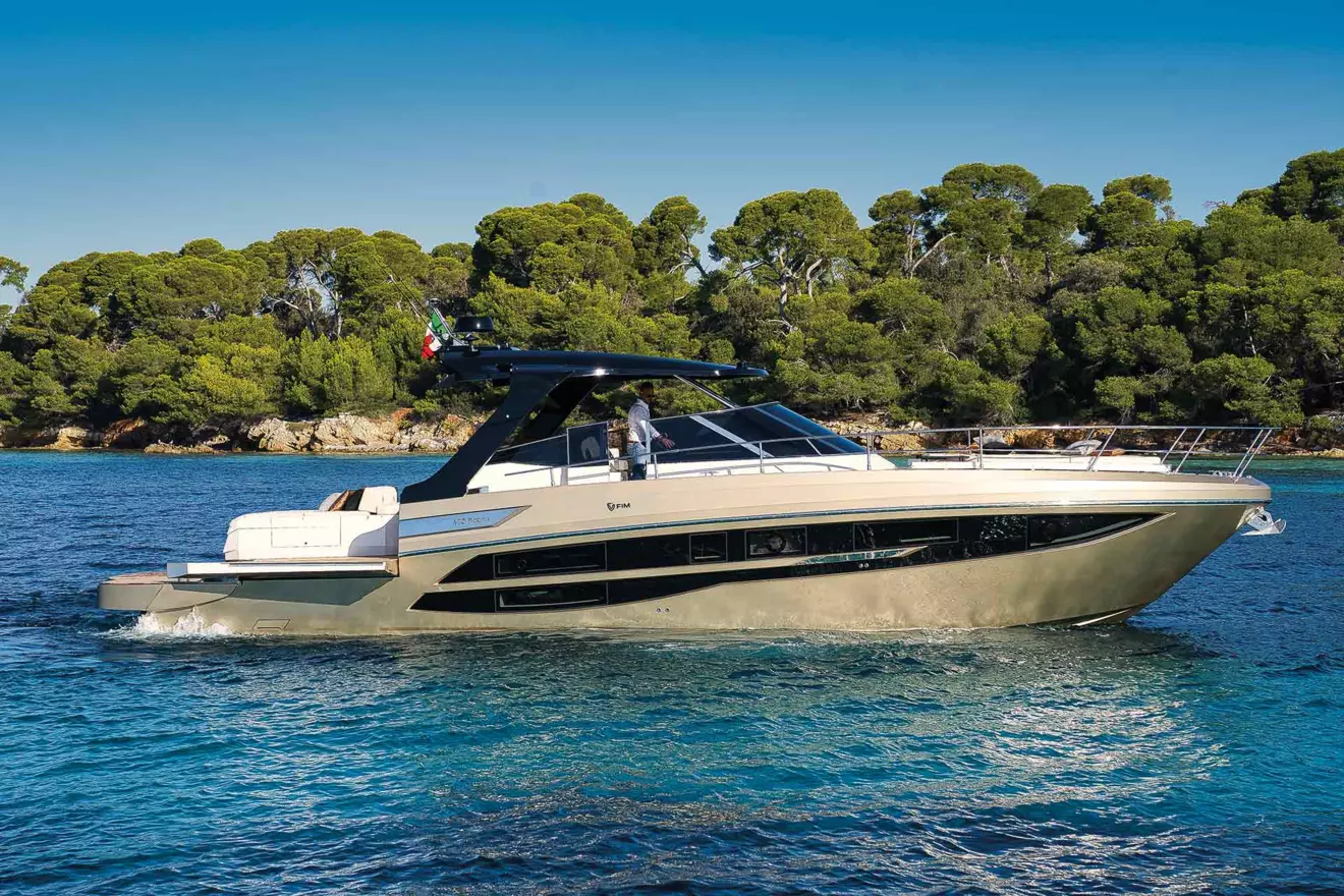 FIM 470 regina motor yacht