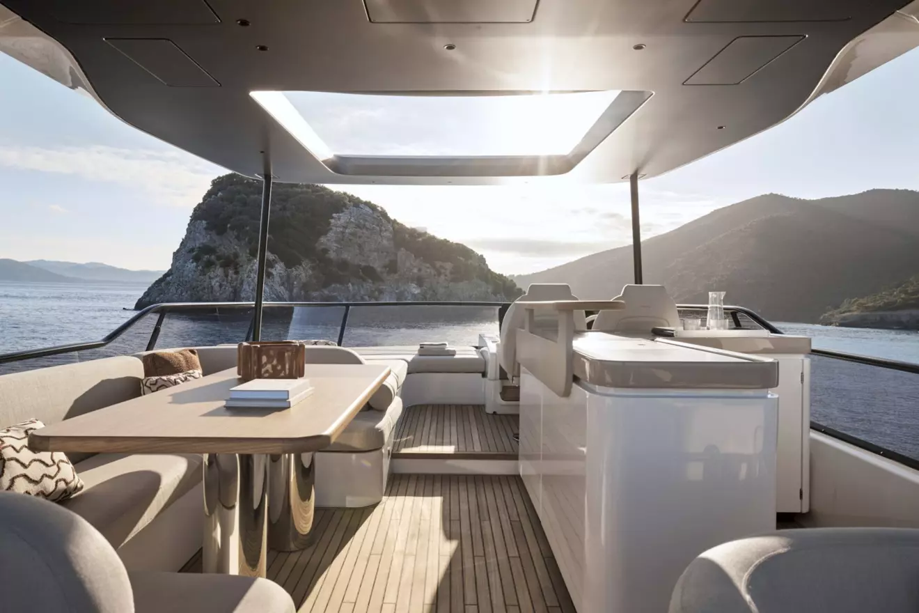 Azinut Fly 70 - flybridge.jpg