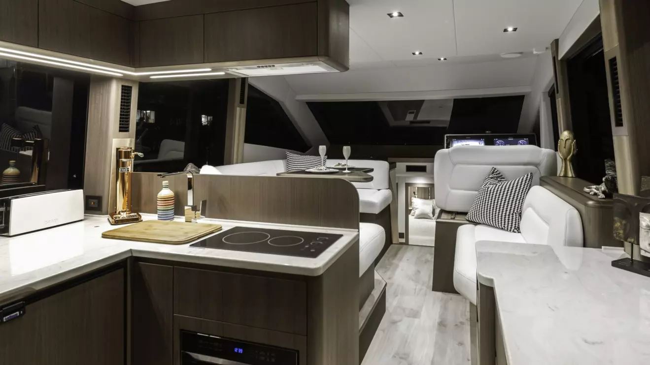 Airy main salon of the Galeon 480 Fly f