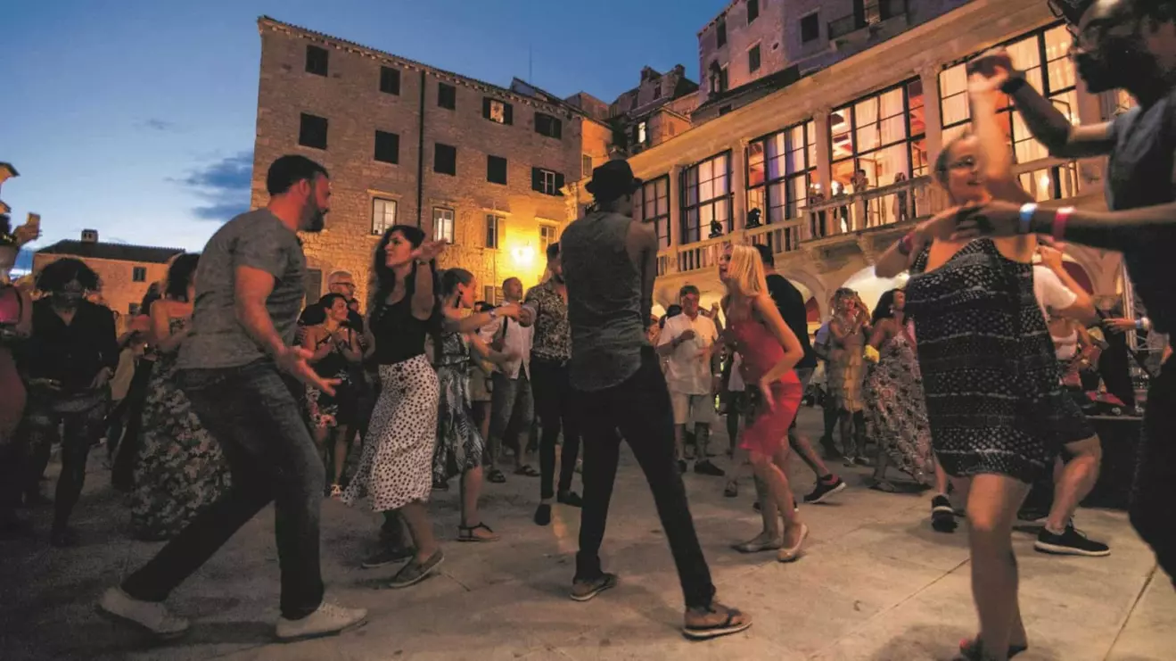 sibenik-main-square-party.jpg