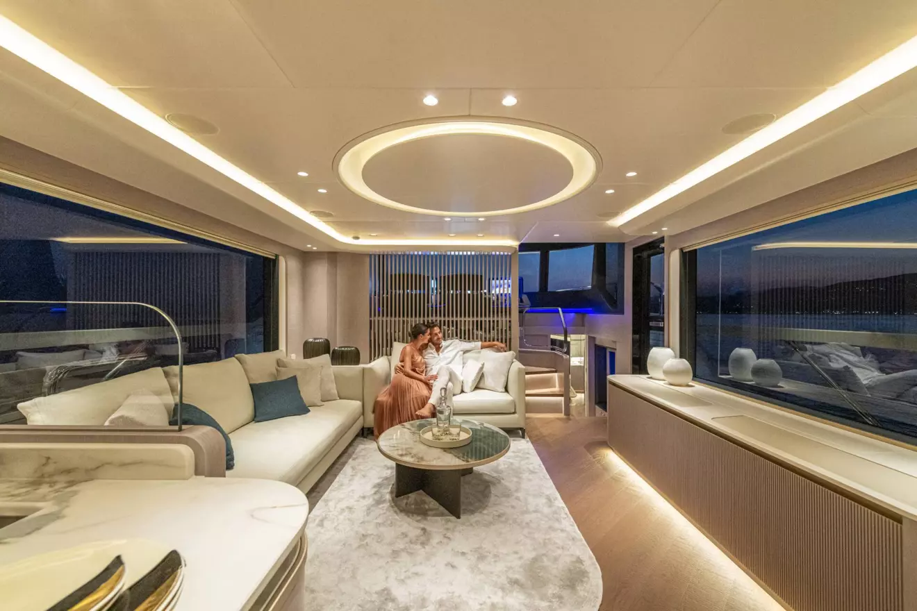 Absolute Navetta 70 salon