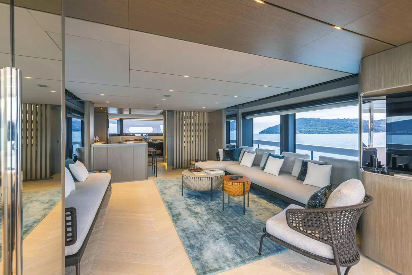 ferretti-infynito-90-salon.jpg