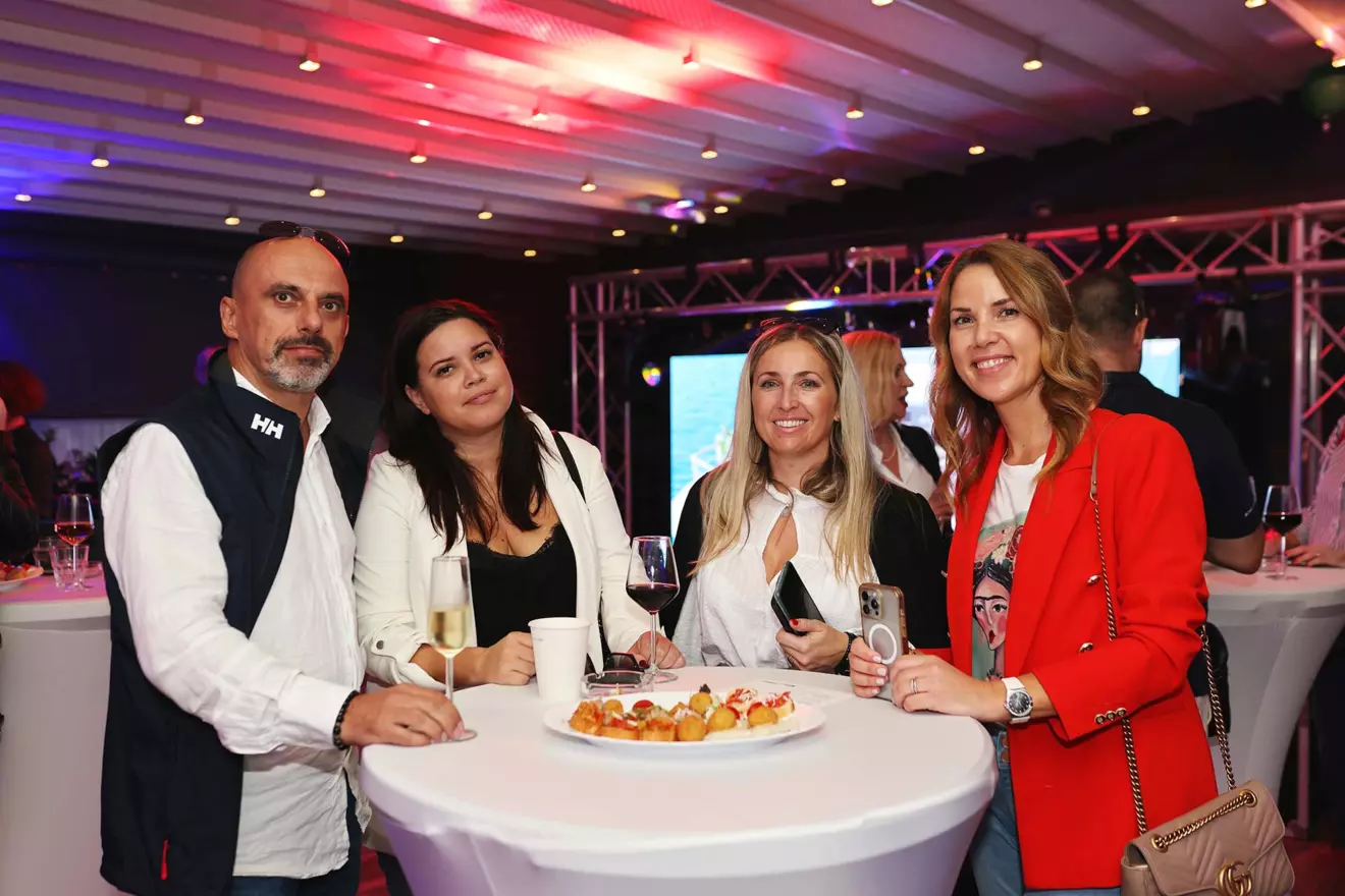 18-aftershow-party-guests.jpg