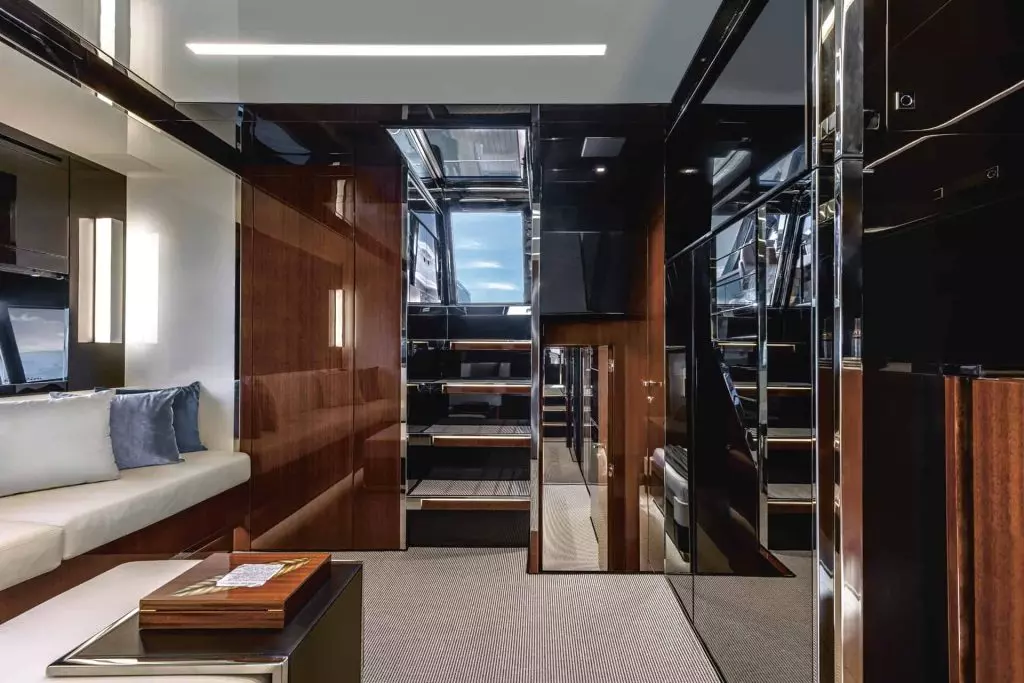 56 Rivale Hard Top Salon 00