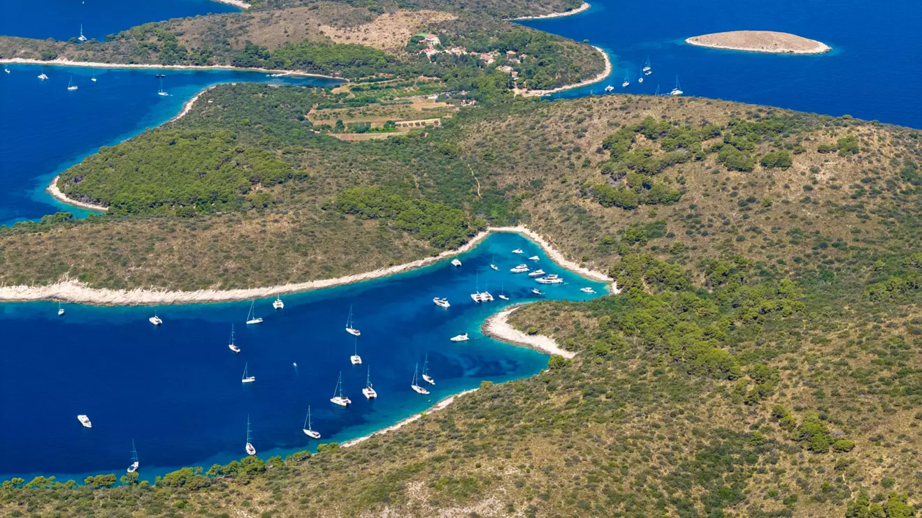 Pakleni-Islands-yachts-at-adriatic-sea-00.jpg