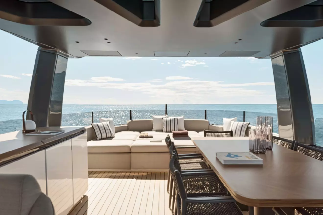 Azimut Seadeck 9 - flybridge.jpg