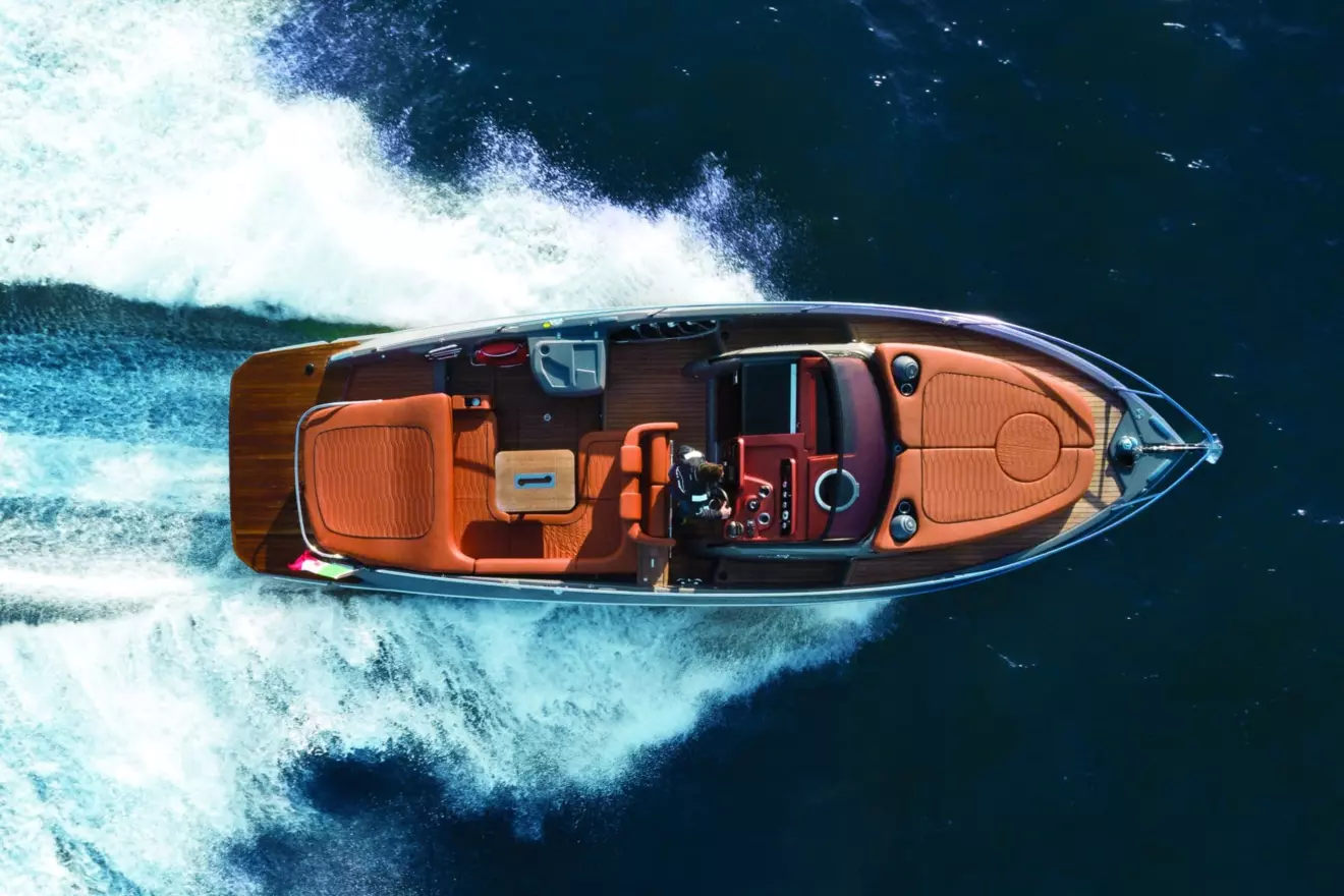 Cranchi E30 Endurance aerial view