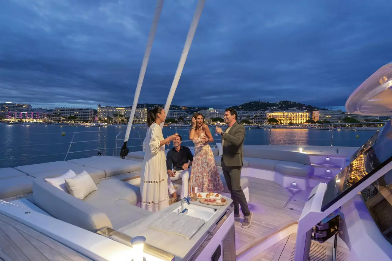 Fountaine_Pajot_-Thira__80_paluba.jpg