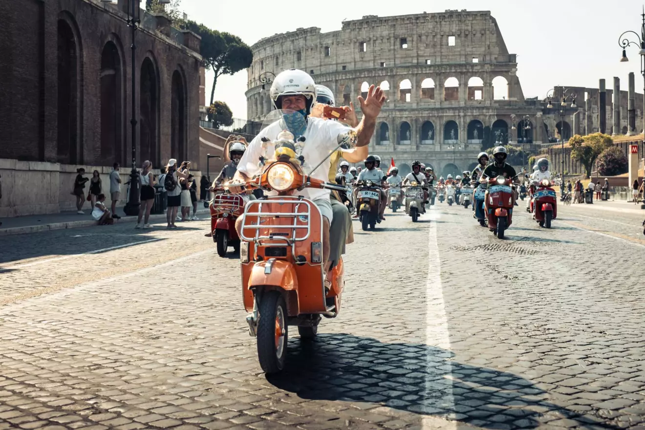 Vespa-Parade-roma-01.jpg