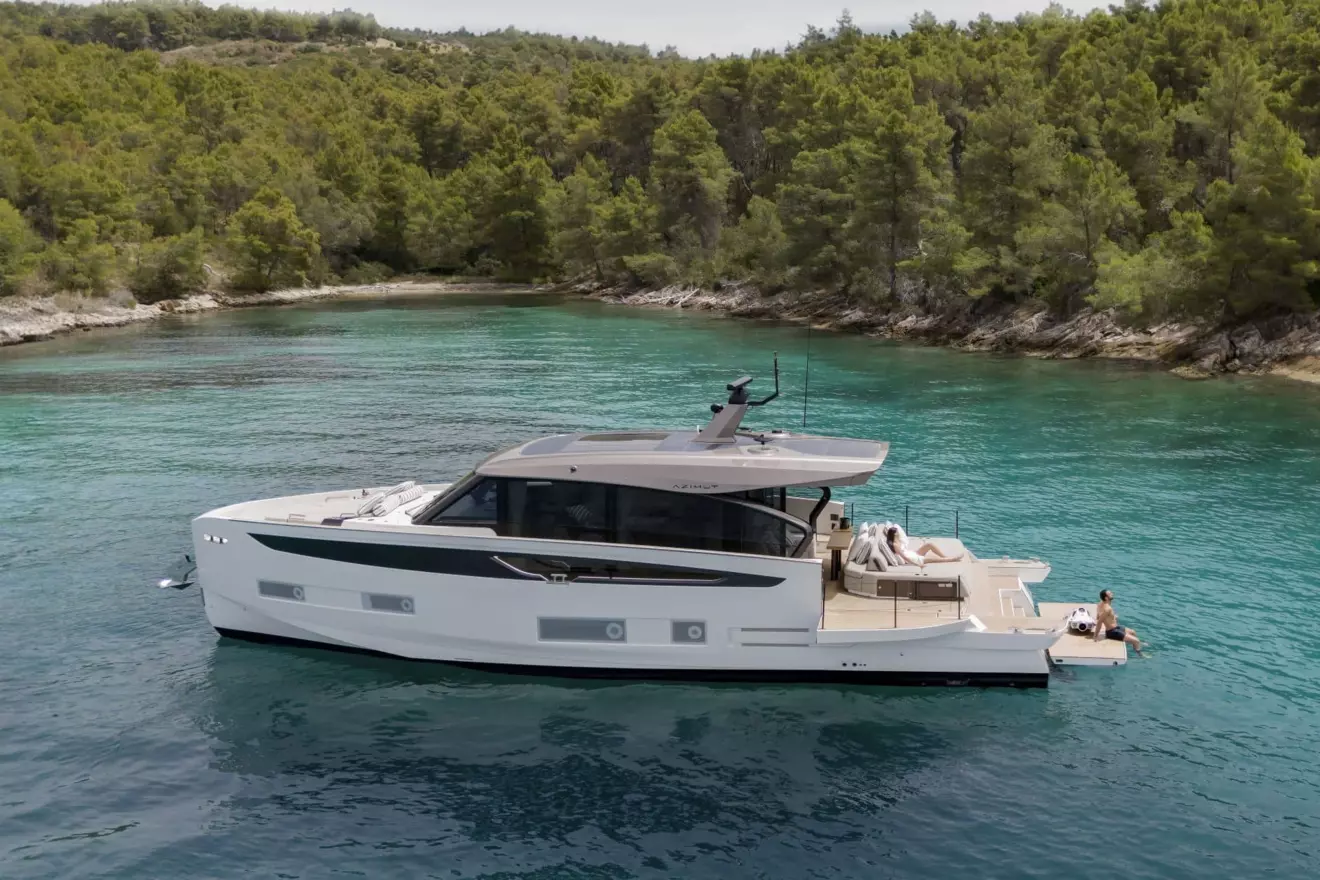 Azimut Seadeck 6 eco yacht side view 