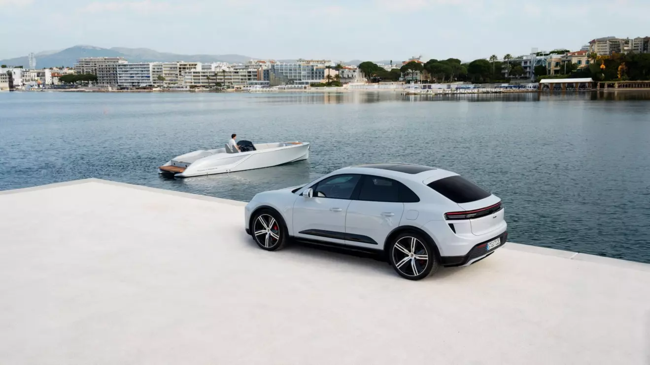 frauscher-x-porsche-electric-boat.jpg