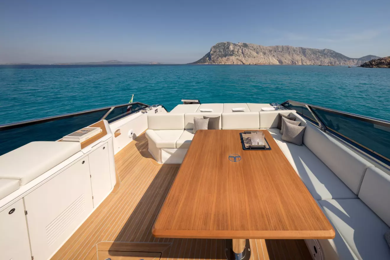 Itama 70 cockpit dining area