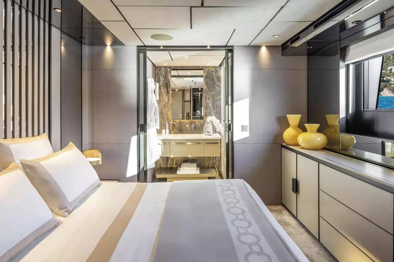 custom-line-140-vip-cabin-00.jpg