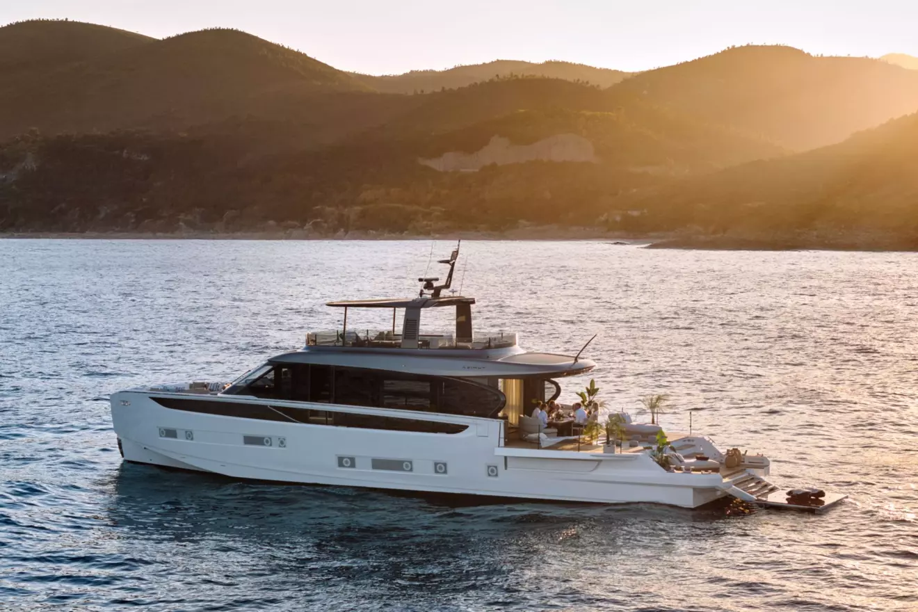 Azimut Seadeck 9 - side view.jpg