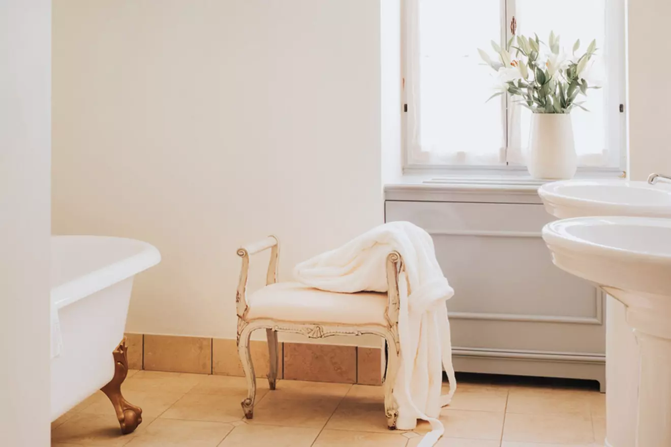 hotels bathroom interior