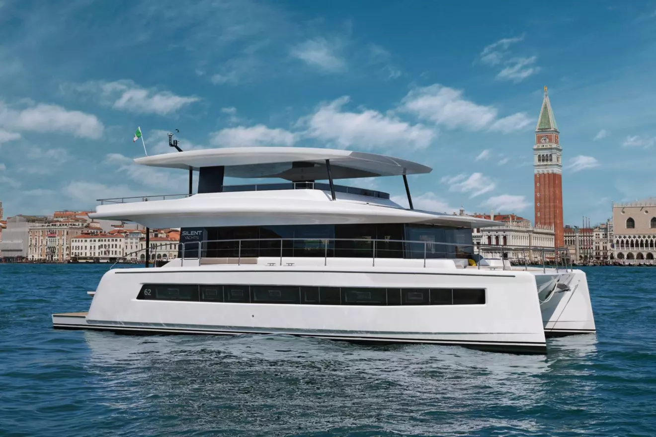 Silent-Yachts-62-3Deck-cruising.jpg
