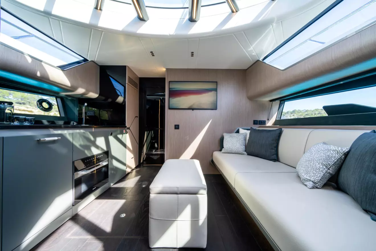 Sunseeker Superhawk 55 interior