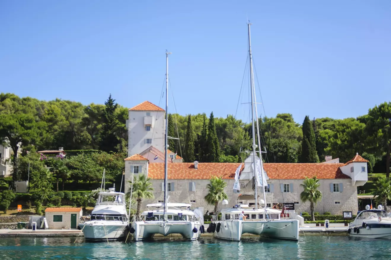 Maslinica, pogled na dvorac Martinis Marchi.jpg