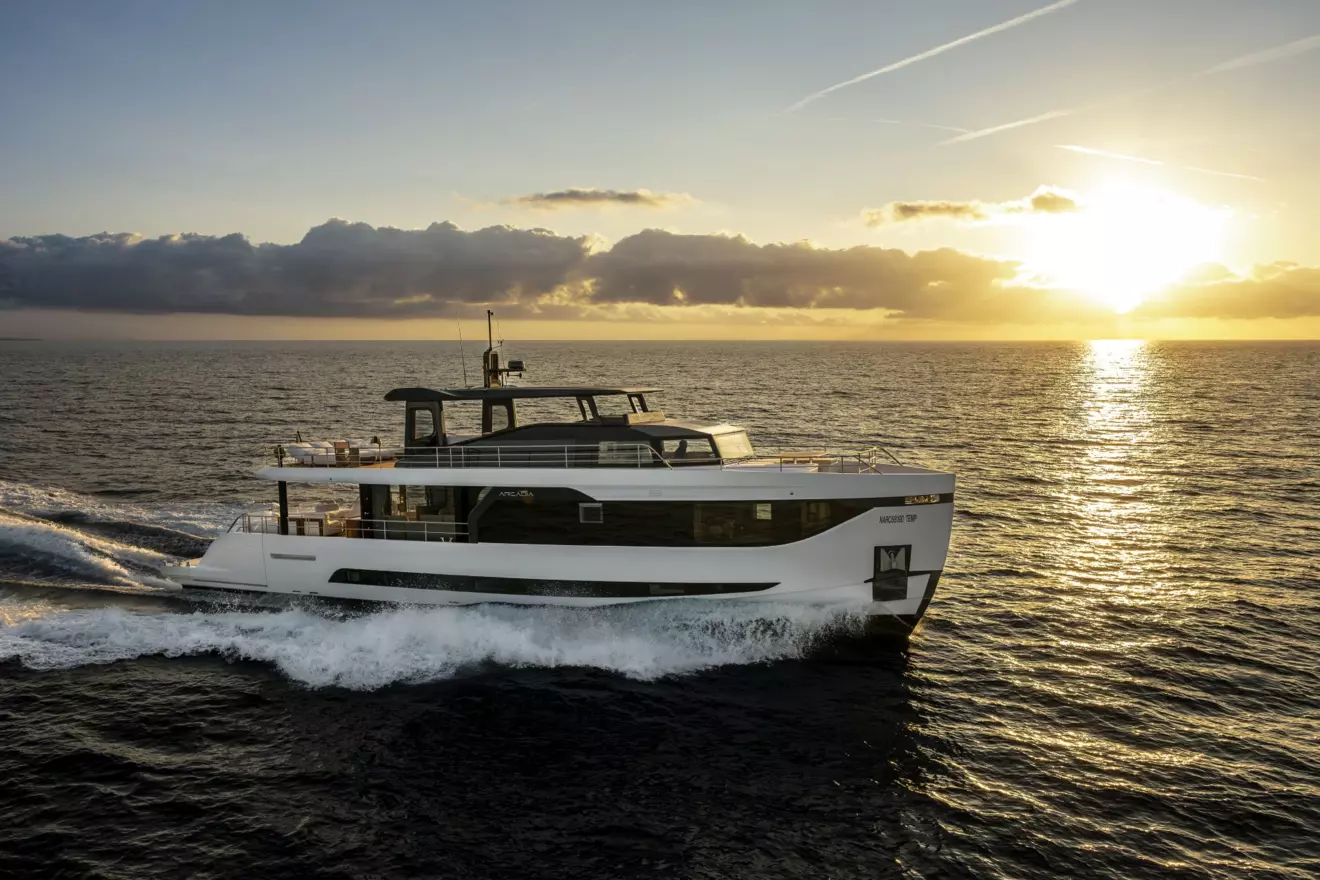 Arcadia A80new - side view cruising.jpg