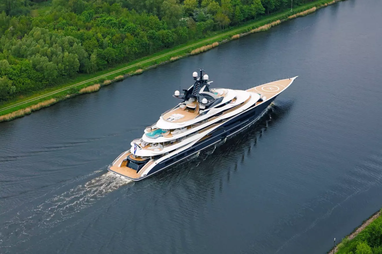 Lurssen-Kismet-cruising.jpg