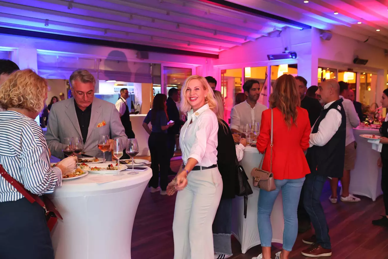 23-aftershow-party-guests.jpg