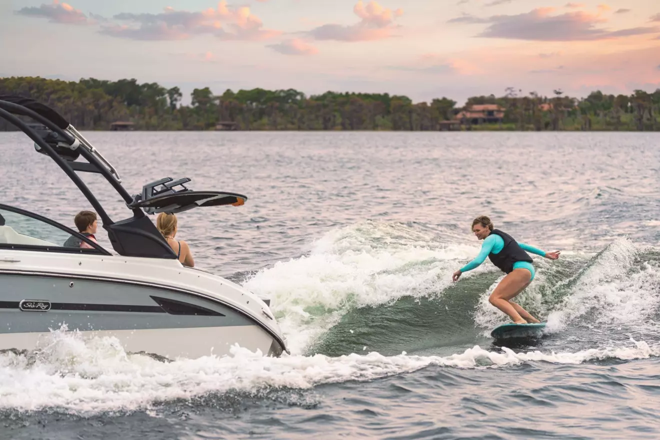 Sea-Ray-SDX-270-Surf-SDS270-surfing.jpg
