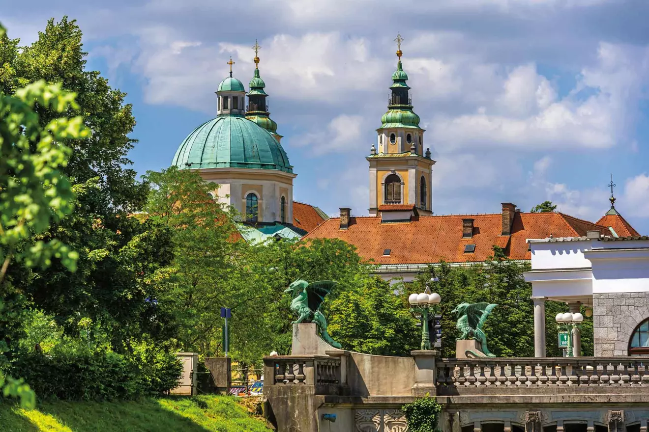 ljubljana-old-town-bridge-00.jpg