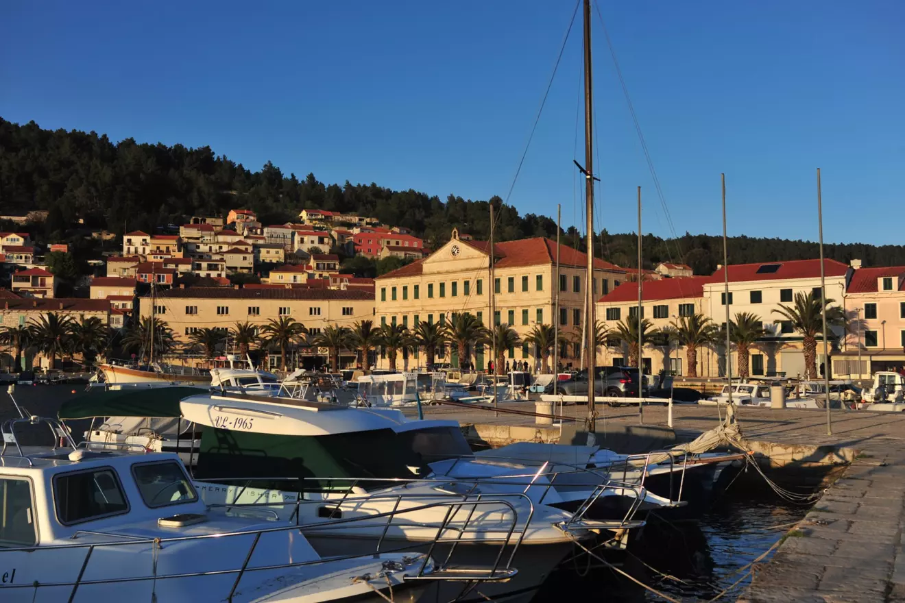 vela-luka-town-center-00.jpg