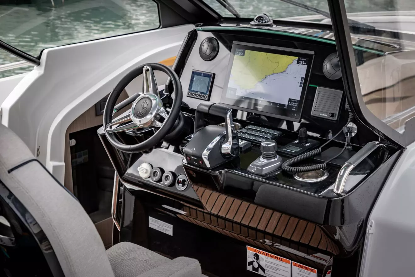 Beneteau Gran Turismo 35 helm station