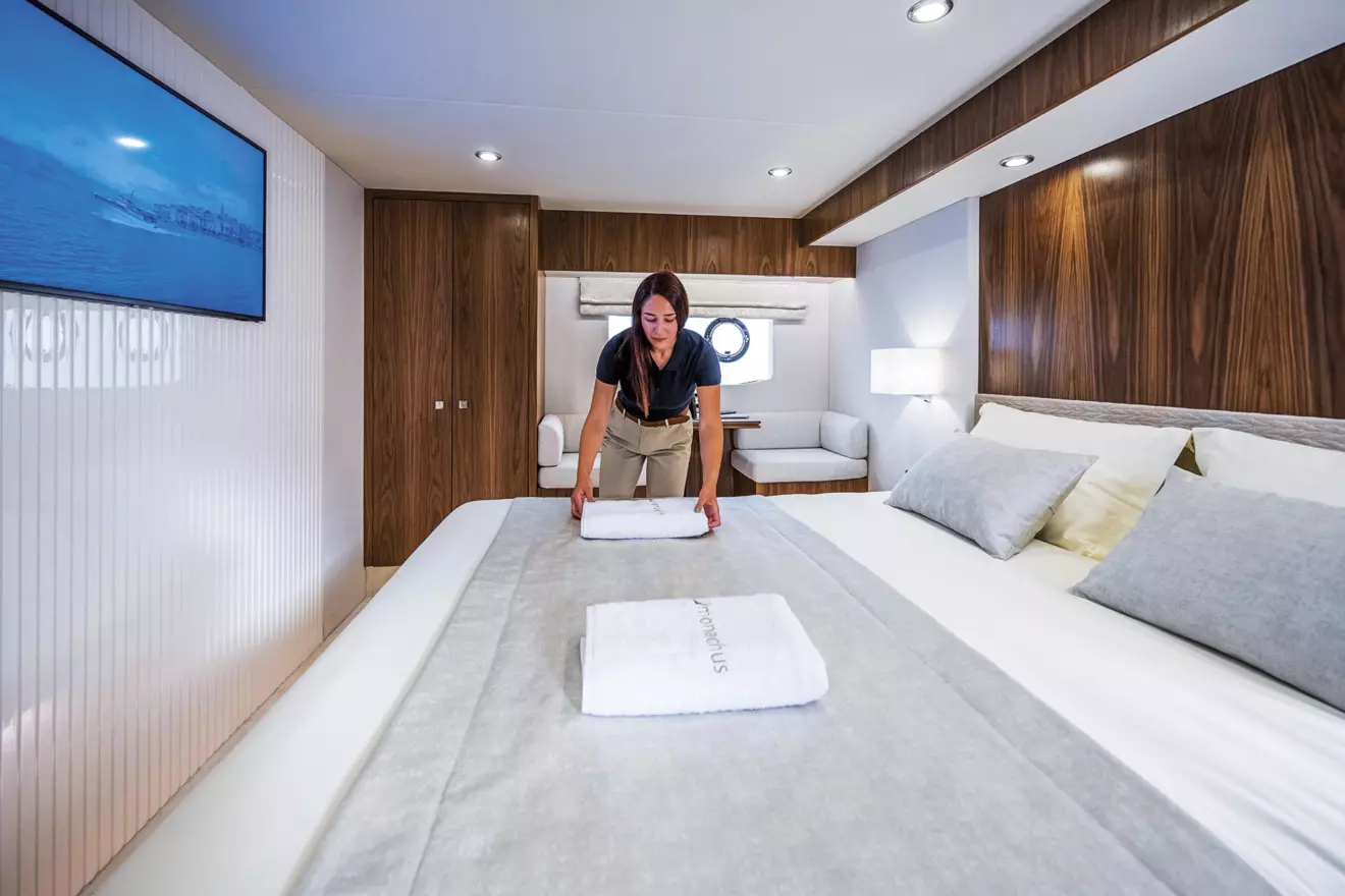 monachus-70-master-cabin-00.jpg