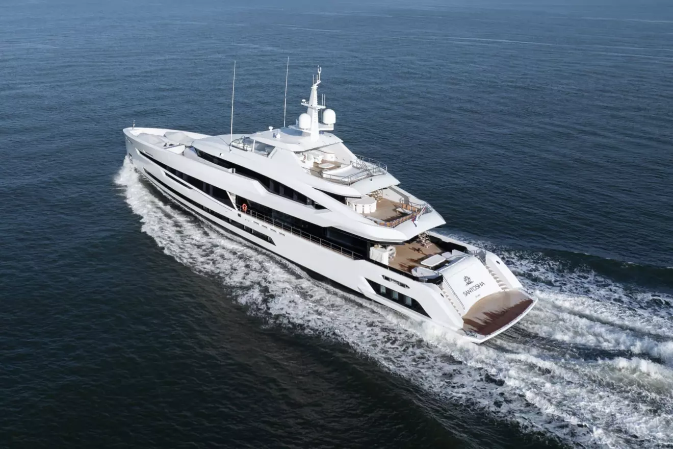 Heesen-Santosha-back-view-cruising.jpg