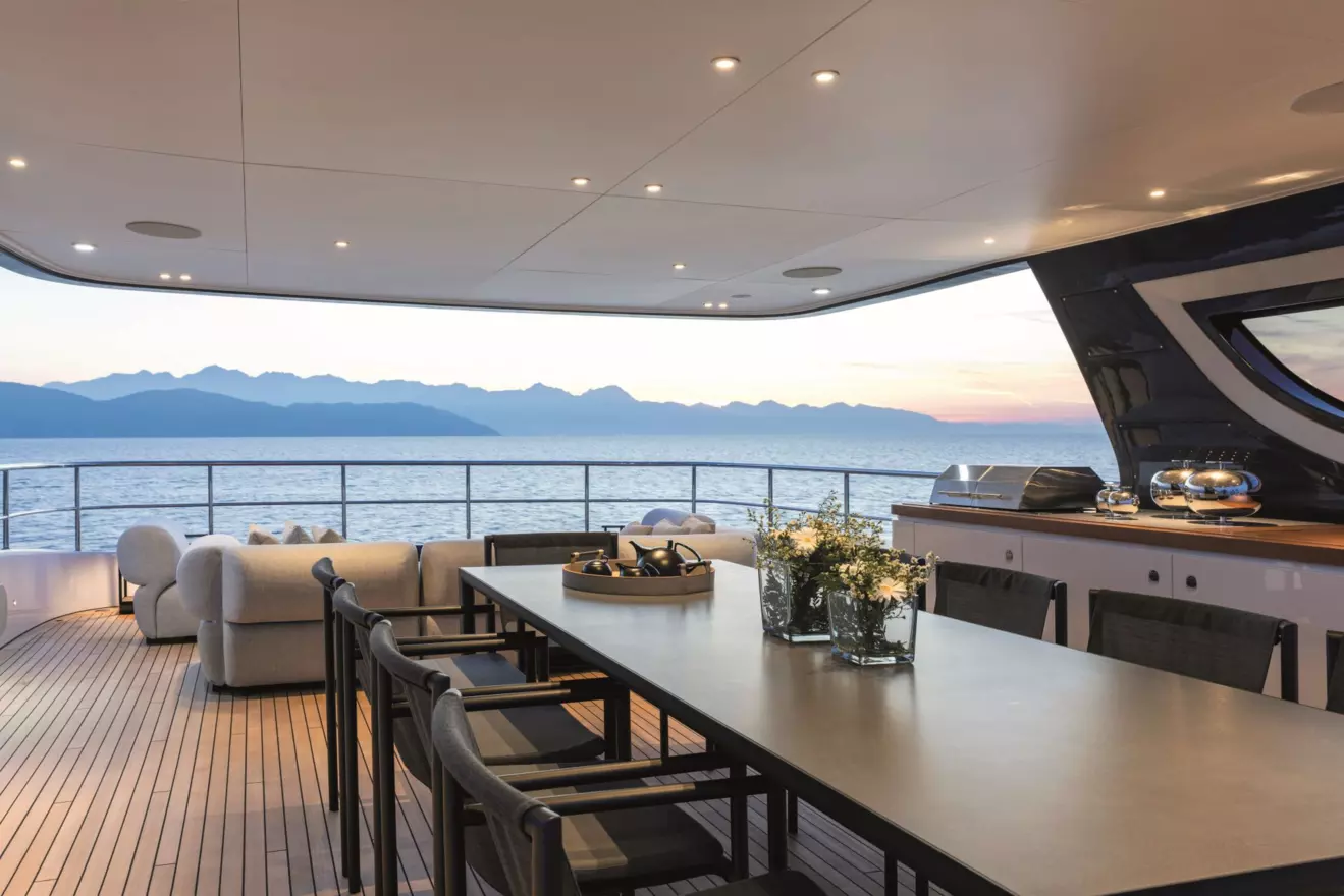 Benetti_Oasis-34M-3.jpg