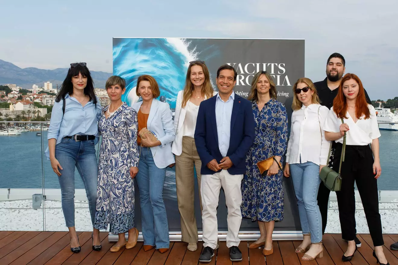 event-yachts-magazina-hotel-ambasador-01.jpg