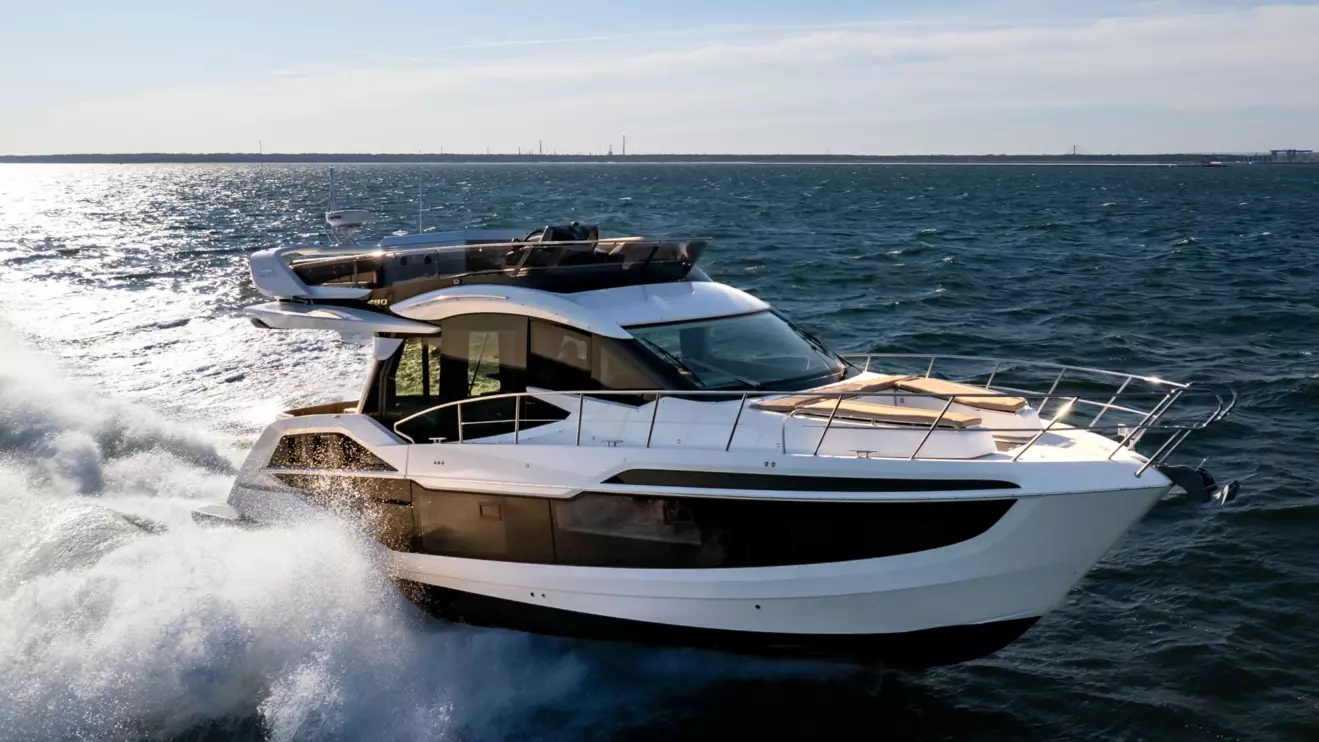 Galeon 480 Fly cruising