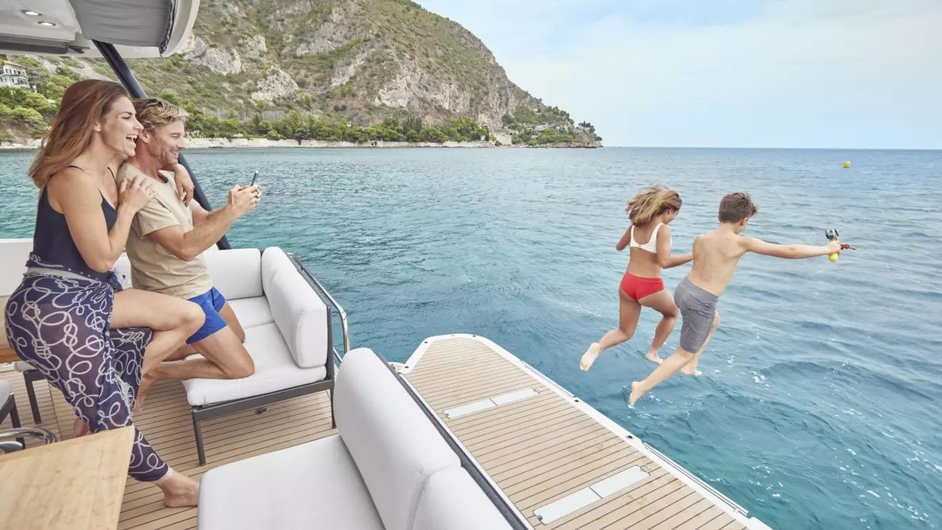 Prestige M48-aft platform.JPG