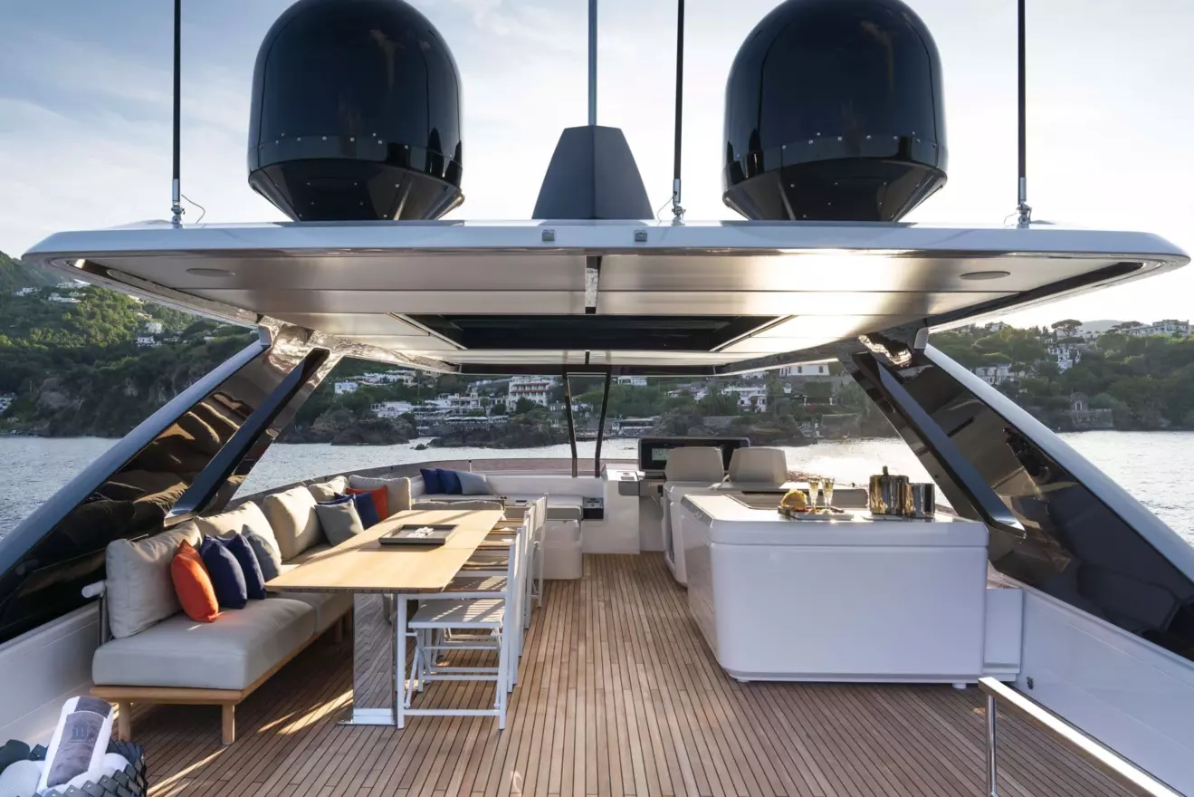 Ferretti Yachts 860 flybridge