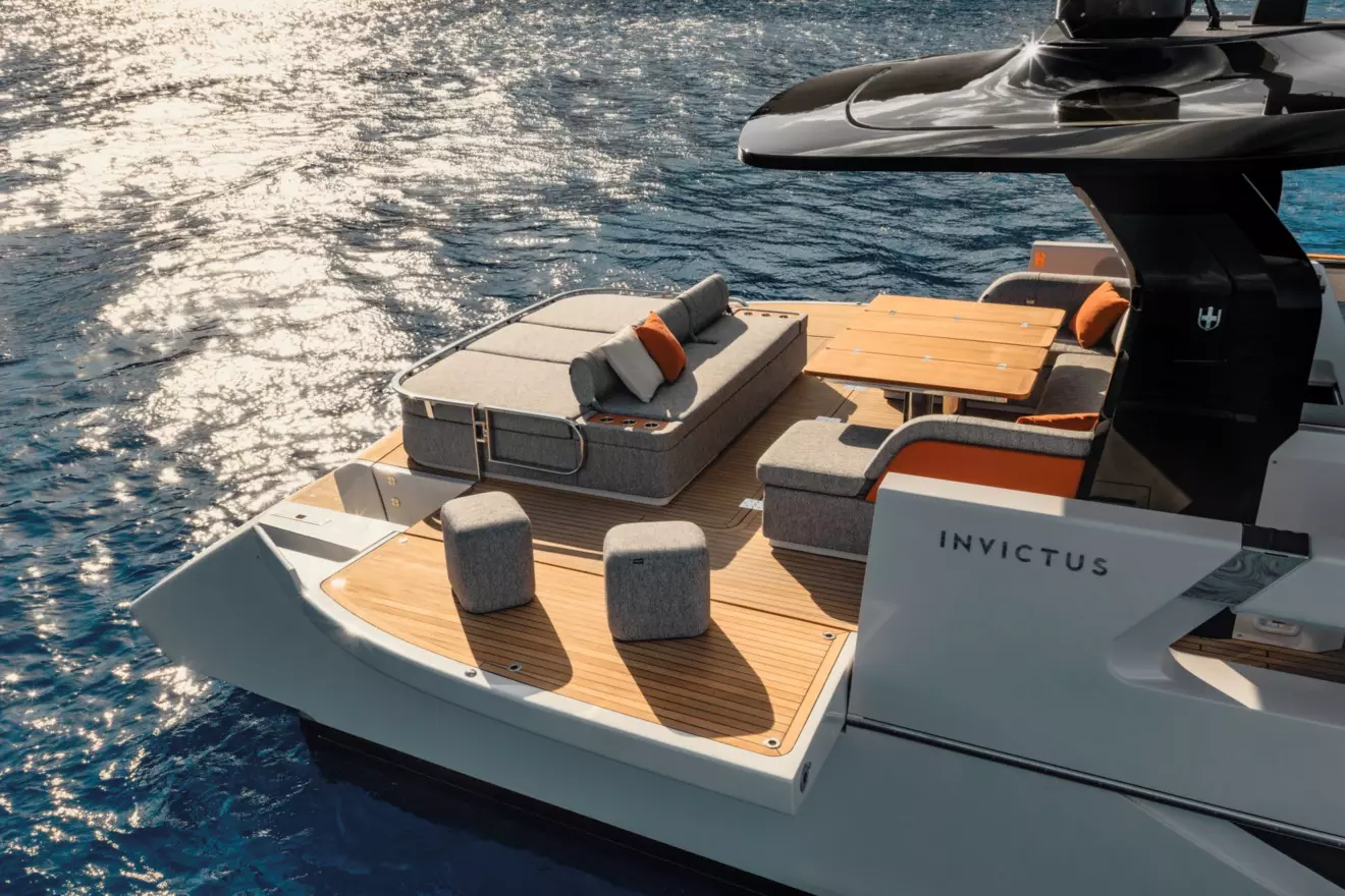Invictus TT550 aft lounge