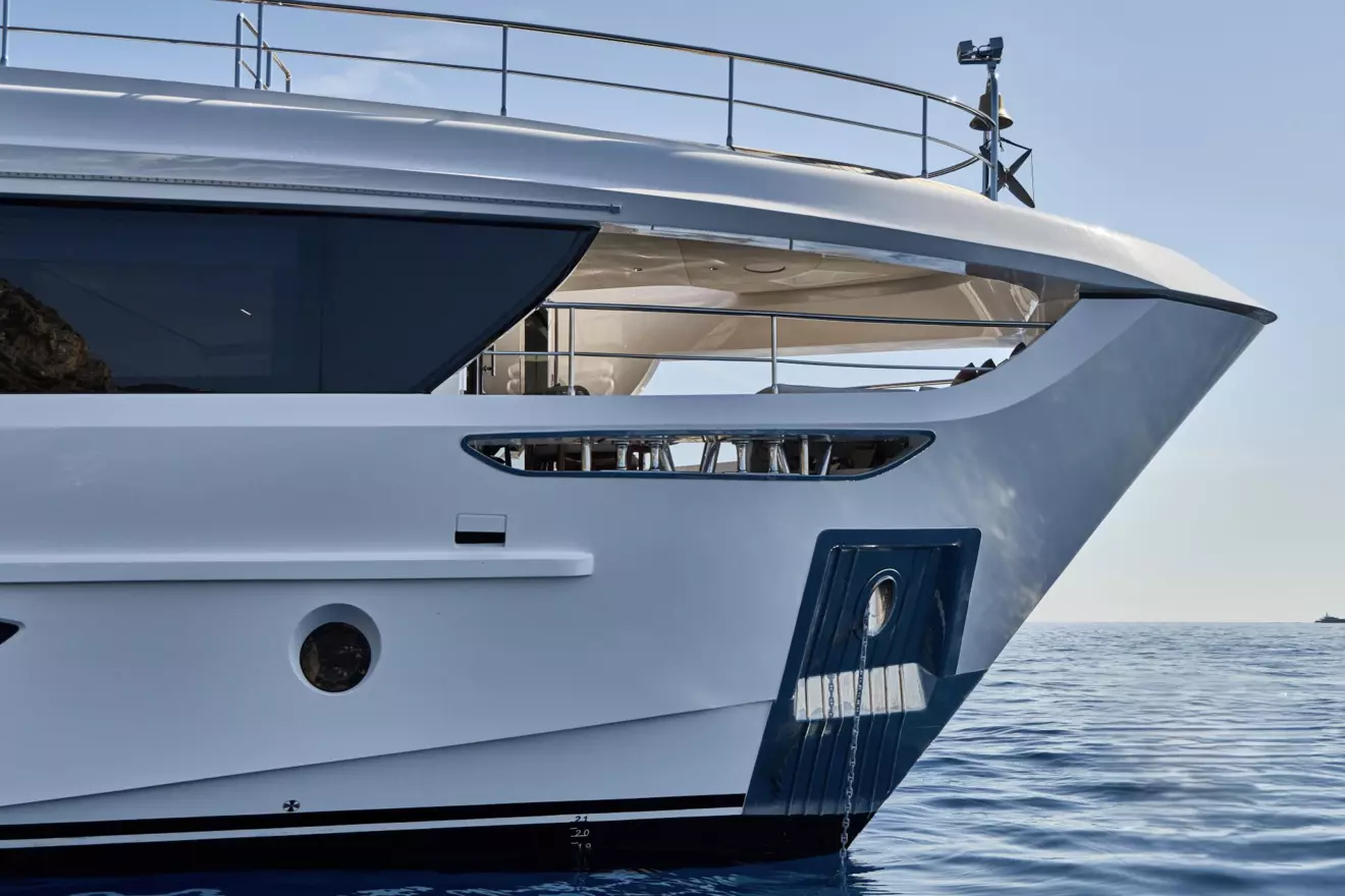 Majesty 100 - bow.jpg