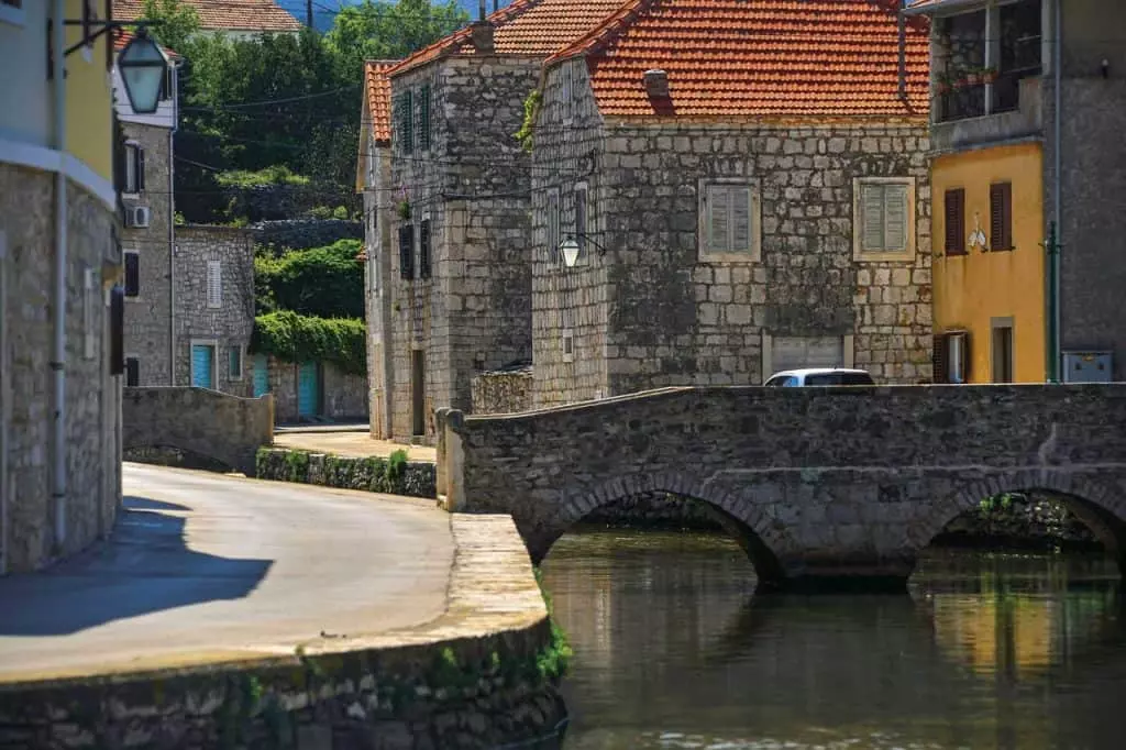 Ovo je fotografija mostića u mjestu Vrboska