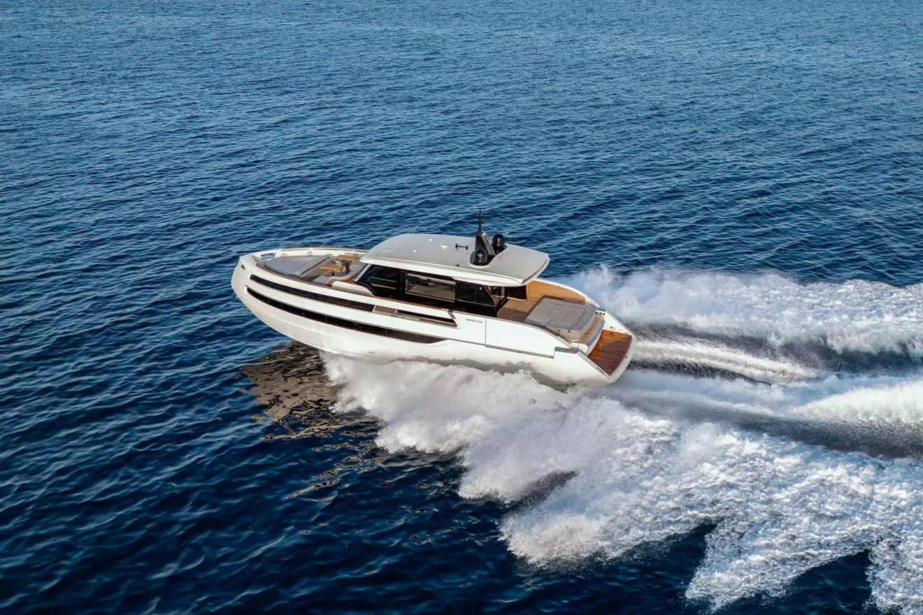 Invictus ST550 cruising, streamlined lines, modern tender design.