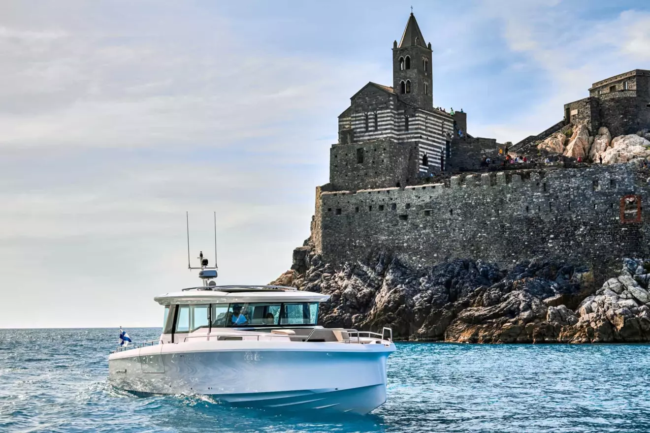 Axopar 45 XC Cross Cabin exterior