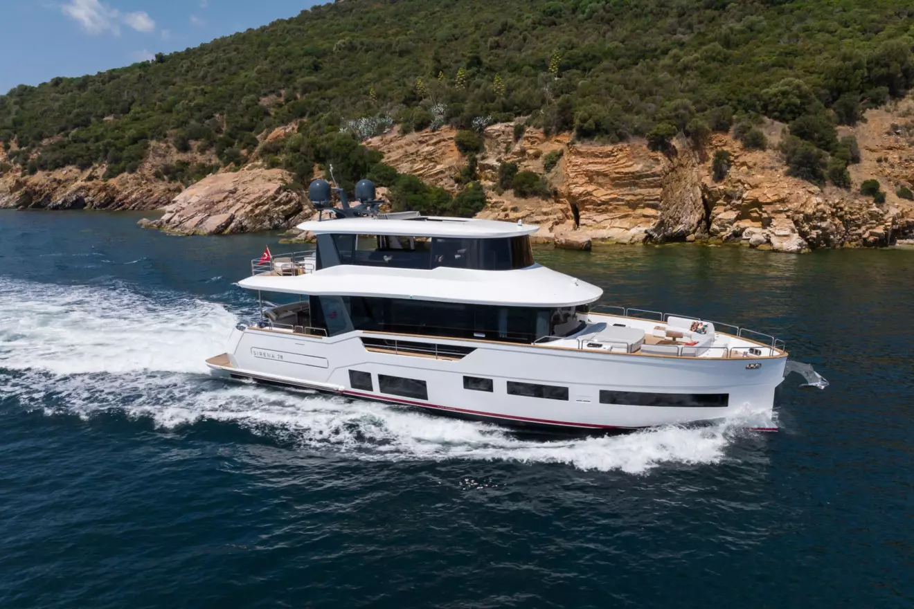 Sirena 78 - side view running.jpg