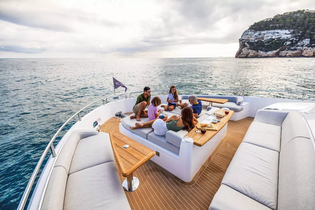 sunseeker-90-ocean-bow-lounge-00.jpg