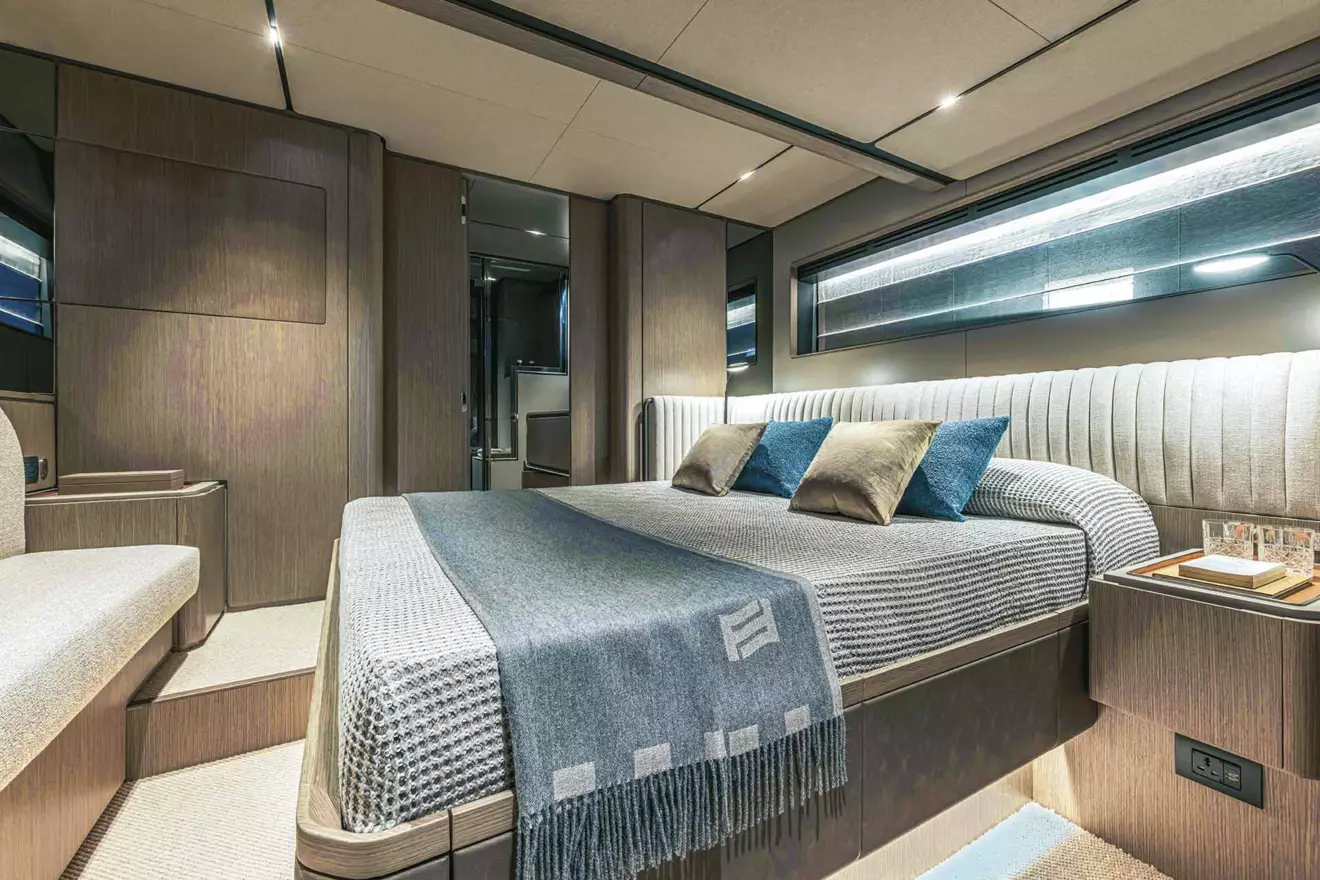 ferretti-infynito-90-cabin.jpg